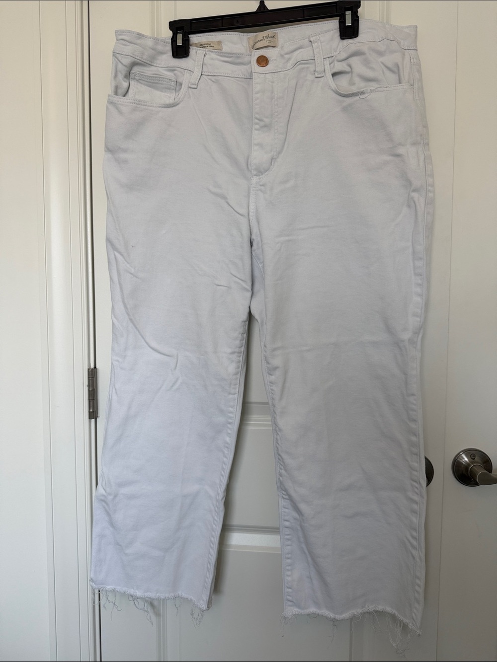 Universal Thread White Cropped Raw-Hem Ankle Jeans